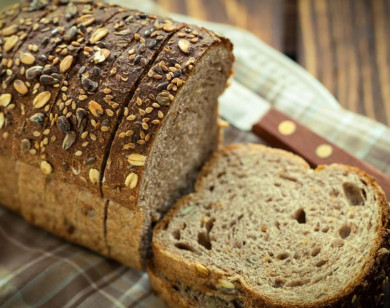 Tại sao bạn nên ăn bánh mì đen?