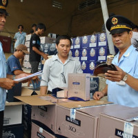 Hàng nhập khẩu để trong kho chưa dán nhãn phụ có bị phạt?