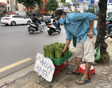 Măng tây giá rẻ được bán tràn lan trên các vỉa hè