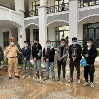 Phát hiện xe ô tô trên cao tốc chở 6 người Trung Quốc nhập cảnh trái phép