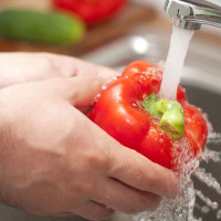 Phương pháp đơn giản để "khử" thuốc trừ sâu trong rau quả