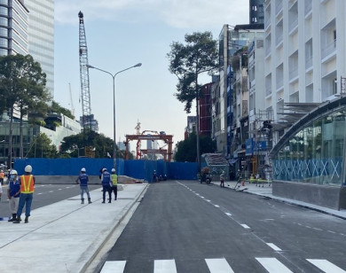 TP Hồ Chí Minh: Tháo dỡ rào chắn đường Lê Lợi, xe cộ được lưu thông hai chiều từ ngày 30/4