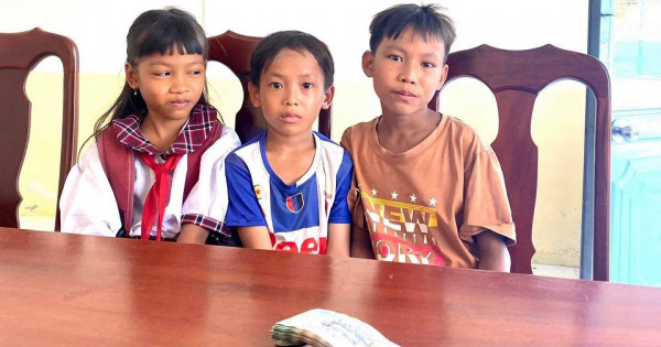 Nhặt được 42 triệu đồng, 3 học sinh tiểu học đem nộp công an