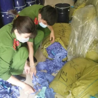 Hà Nội: Phát hiện kho hàng chứa 3 tấn găng tay y tế nhập lậu
