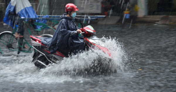 Dự báo thời tiết ngày 18/5/2021: Hà Nội mưa dông kèm lốc, sét 