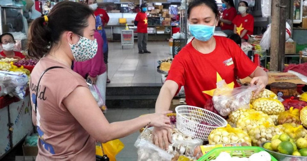 Bắc Ninh phát thẻ đi chợ cho người dân, mỗi gia đình 3 ngày đi chợ 1 lần