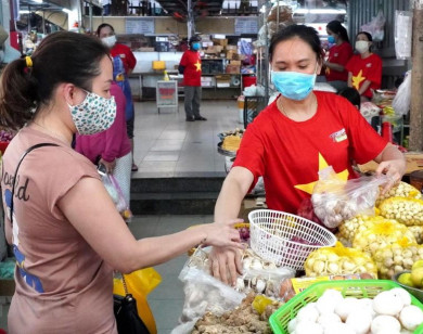 Bắc Ninh phát thẻ đi chợ cho người dân, mỗi gia đình 3 ngày đi chợ 1 lần