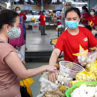 Bắc Ninh phát thẻ đi chợ cho người dân, mỗi gia đình 3 ngày đi chợ 1 lần
