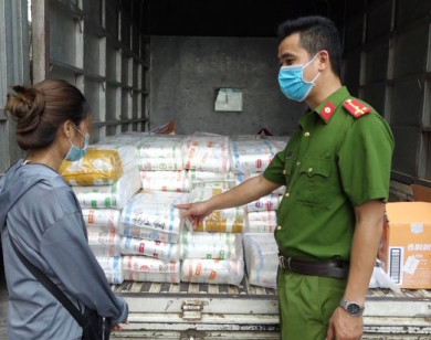 Bắt giữ hơn 400 hộp trà sữa không rõ nguồn gốc ở Lào Cai