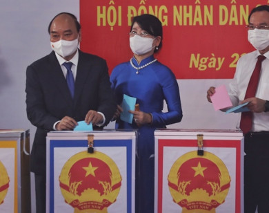 Chủ tịch nước Nguyễn Xuân Phúc cùng Phu nhân bỏ phiếu bầu cử tại Củ Chi, TP Hồ Chí Minh