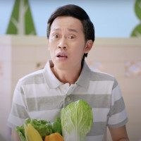 Nghệ sĩ Hoài Linh đứng trước nguy cơ đền hợp đồng khi nhãn hàng gỡ hình ảnh