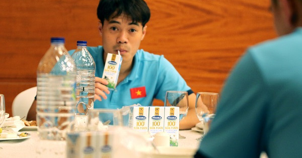 Sữa Vinamilk “xách tay” từ Việt Nam bổ sung dinh dưỡng cho đội tuyển Việt Nam thi đấu vòng loại World Cup 2022