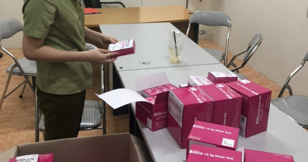 Hà Nội: Thu giữ 400 hộp Kit test nhanh Covid-19 nghi nhập lậu