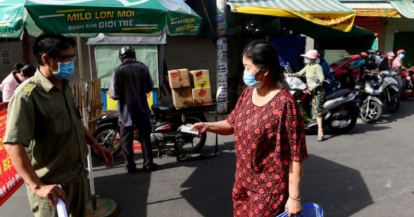 Chợ đầu tiên ở TP Hồ Chí Minh phát thẻ ra vào cho người dân