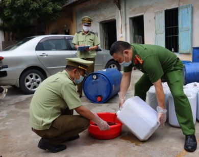 Ngăn chặn 1.500 lít mỡ gà bẩn chuẩn bị "tuồn" ra thị trường