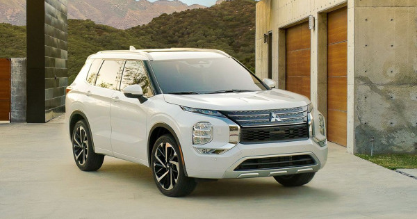 Giá xe ô tô Mitsubishi tháng 7/2021: Hỗ trợ 50% phí trước bạ