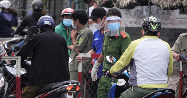 12 chốt kiểm dịch ở các cửa ngõ TP Hồ Chí Minh hoạt động hết “công suất” trong ngày đầu giãn cách xã hội