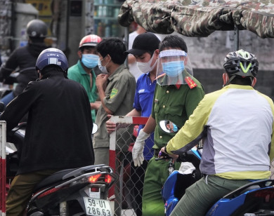 12 chốt kiểm dịch ở các cửa ngõ TP Hồ Chí Minh hoạt động hết “công suất” trong ngày đầu giãn cách xã hội