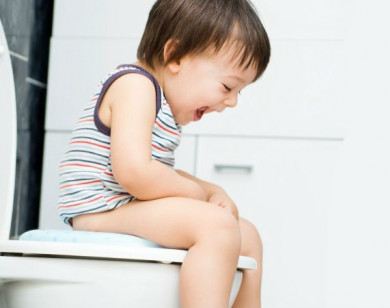 Mẹ nên làm gì khi trẻ bị táo bón?