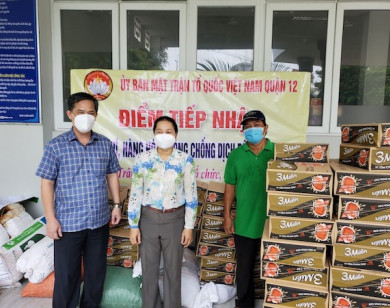 Báo Kinh tế & Đô thị tặng 1.000 thùng mì tôm cho người dân khó khăn trong đại dịch Covid-19