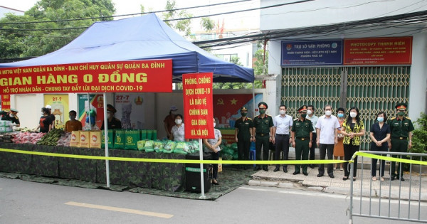 Hà Nội: "Chợ 0 đồng" ấm lòng người lao động