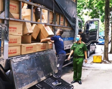 Hà Nội: Bắt giữ xe tải "luồng xanh" chở 10 tấn bánh trung thu nhập lậu