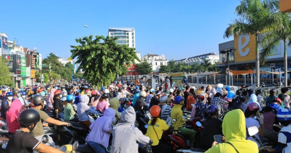 Người dân TP Hồ Chí Minh lại ùn ùn đi siêu thị gom thực phẩm trước lệnh "ai ở đâu ở yên đó"