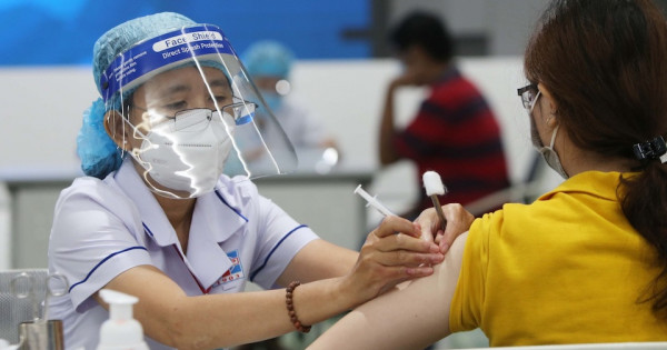 TP Hồ Chí Minh nên cho người tiêm đủ 2 mũi vaccine Covid-19 hoạt động trở lại?