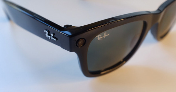 Facebook kết hợp Ray-Ban ra mắt kính thông minh