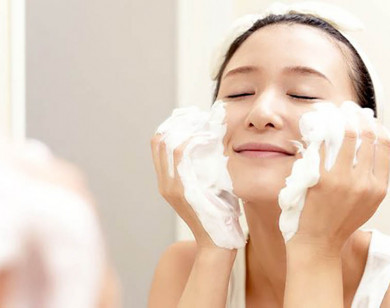 Học cách rửa mặt đúng cách khi da bị mụn