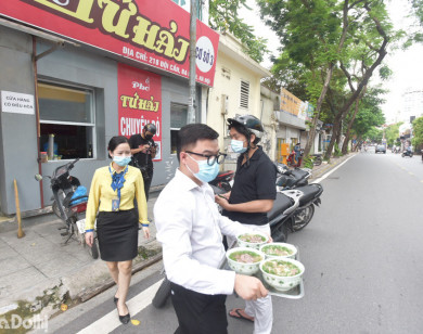 [Ảnh] Hà Nội: Người kinh doanh hàng quán phấn khởi trong ngày đầu mở cửa trở lại