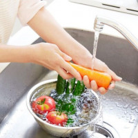 Ngâm rau củ với nước muối có loại bỏ được hoá chất, thuốc trừ sâu?