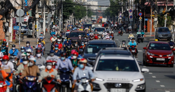 Đường phố nhộn nhịp, hàng quán mở bán trở lại trong ngày đầu tiên TP Hồ Chí Minh “mở cửa”