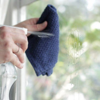 Tự làm nước lau kính sạch bong mà an toàn