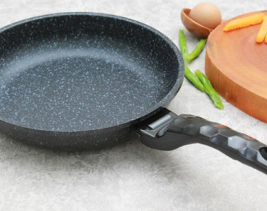Chảo chống dinh mới mua về phải làm gì?