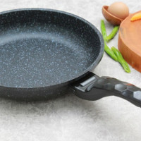 Chảo chống dinh mới mua về phải làm gì?