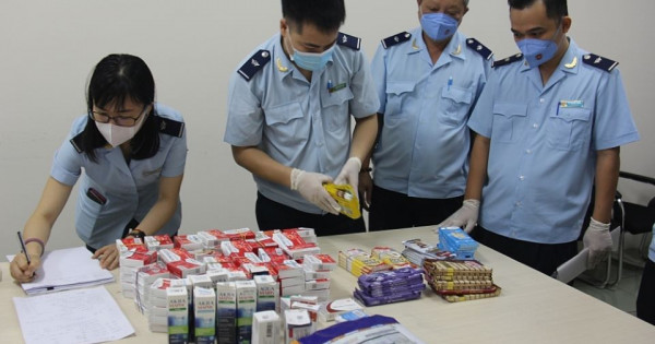 TP Hồ Chí Minh: Phát hiện hơn 3.000 viên thuốc hỗ trợ điều trị Covid-19 nhập lậu 