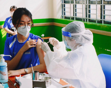 Nhiều quận, huyện ở TP Hồ Chí Minh hoàn thành sớm tiêm mũi 1 vaccine ngừa Covid-19 cho học sinh