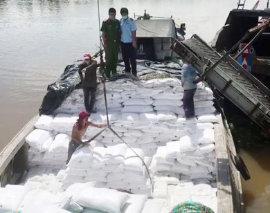 An Giang: Bắt ghe gỗ vận chuyển hàng nghìn bao hoá chất không rõ nguồn gốc