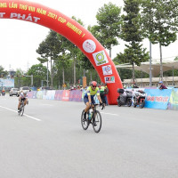 Tranh tài hấp dẫn ở chặng 2 giải đua xe đạp Bình Dương tranh Cup Number 1