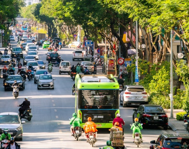 Người dân thủ đô háo hức khám phá xe buýt không khói đầu tiên ở Việt Nam
