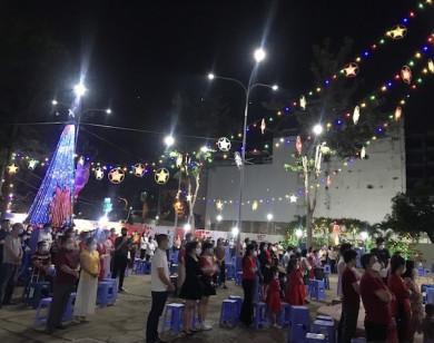 TP Hồ Chí Minh: Người dân tưng bừng đổ ra đường đón Giáng sinh 2021