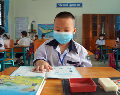 Học sinh lớp 1, 2 tại Hà Nội đến trường kiểm tra học kỳ trực tiếp