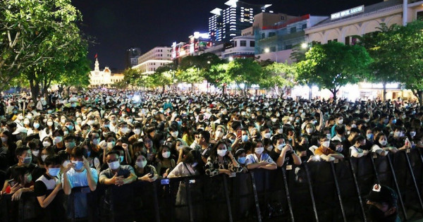 Người dân TP Hồ Chí Minh tập trung về phố đi bộ Nguyễn Huệ chờ đón countdown 2022