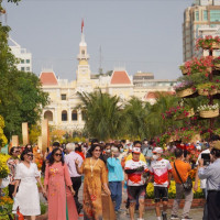 Đường hoa Nguyễn Huệ đông khách tham quan trong ngày mùng 3 Tết