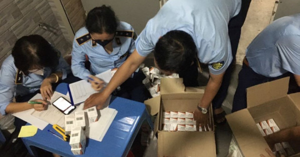 Cảnh báo tình trạng đưa thuốc trị Covid-19 ''dỏm'', găng tay đã qua sử dụng vào Việt Nam