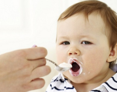 Lợi ích tuyệt vời khi cho trẻ ăn sữa chua