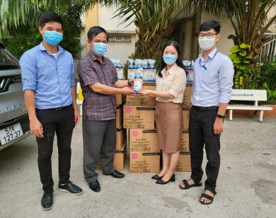 Trao tặng dung dịch khử khuẩn cho một số trường học tại TP Hồ Chí Minh