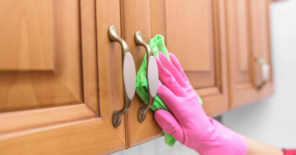 5 bí quyết giúp làm sạch vết dầu mỡ dính trên tủ bếp