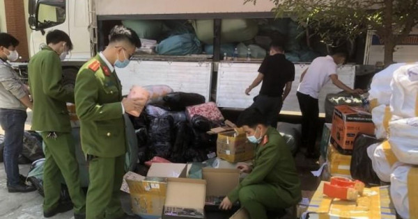 Thừa Thiên Huế: Bắt giữ xe tải chở nhiều mặt hàng cấm
